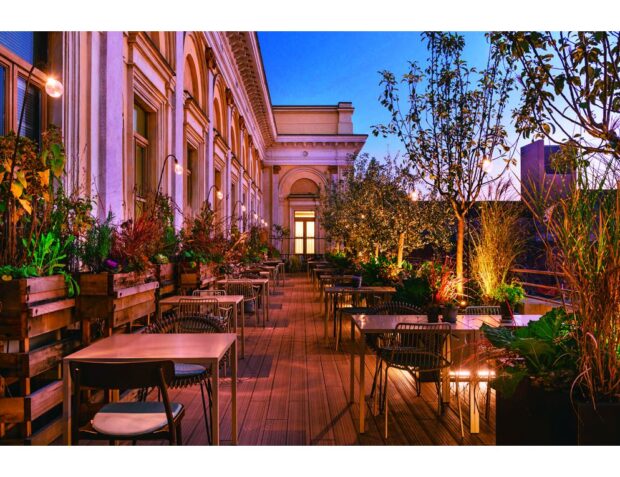  La terrazza all’ultimo piano del Teatro Coccia che ospita il Cannavacciuolo Bistrot di Novara