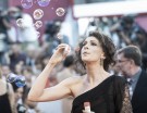 Ksenia Rappoport si diverte con le bolle di sapone