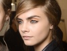 Cara Delevingne nel backstage della sfilata Louis Vuitton PE 2013