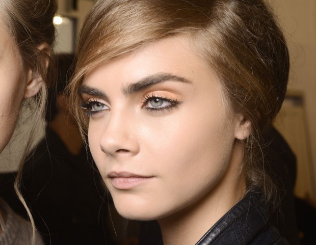 Cara Delevingne nel backstage della sfilata Louis Vuitton PE 2013