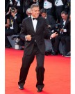 George Clooney scherza con i fotografi