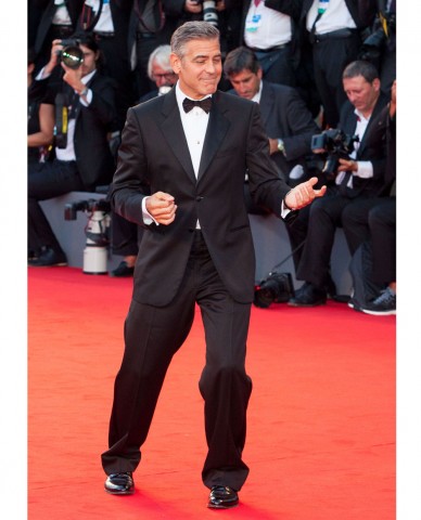 George Clooney scherza con i fotografi