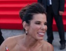 Sandra Bullock fa una linguaccia da red carpet