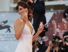 Valeria Solarino, splendida tra le bolle