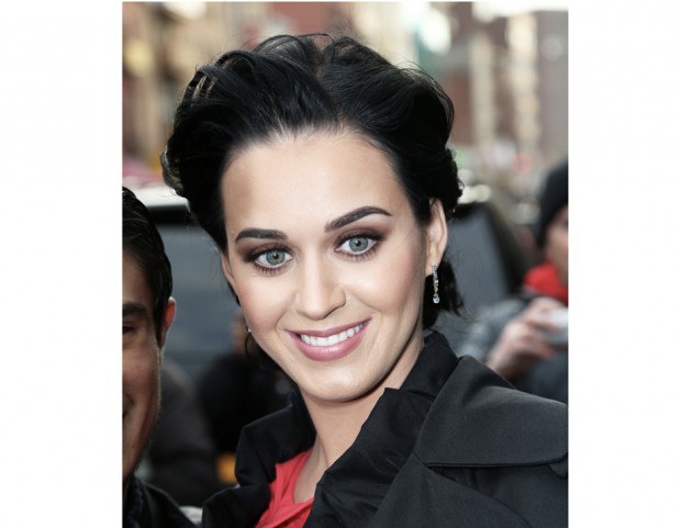 Capelli raccolti e trucco intenso