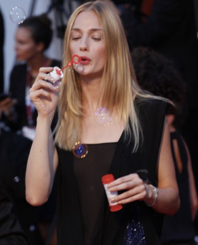 Eva Riccobono fa le bolle