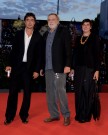 Gino Strada con la figlia e Riccardo Scamarcio