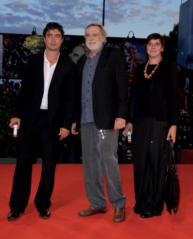 Gino Strada con la figlia e Riccardo Scamarcio