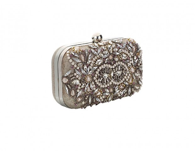 Clutch con ricami e perline