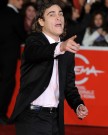 Joaquin Phoenix scherza con i fotografi