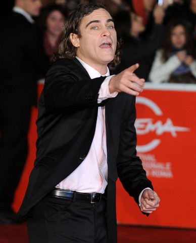 Joaquin Phoenix scherza con i fotografi