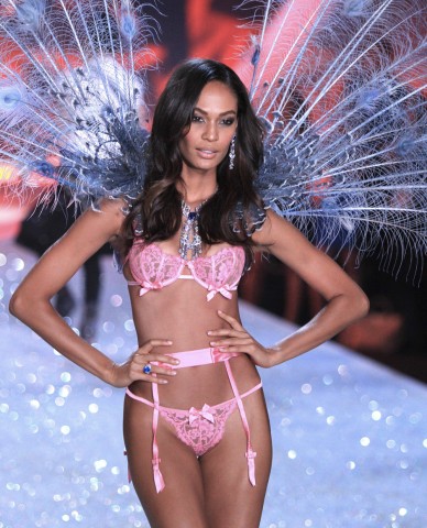 Joan Smalls in rosa