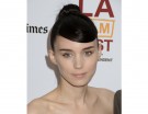Lo chignon con ciuffo stiratissimo di Rooney Mara