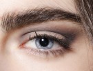 Delicato smokey eye sui toni del grigio