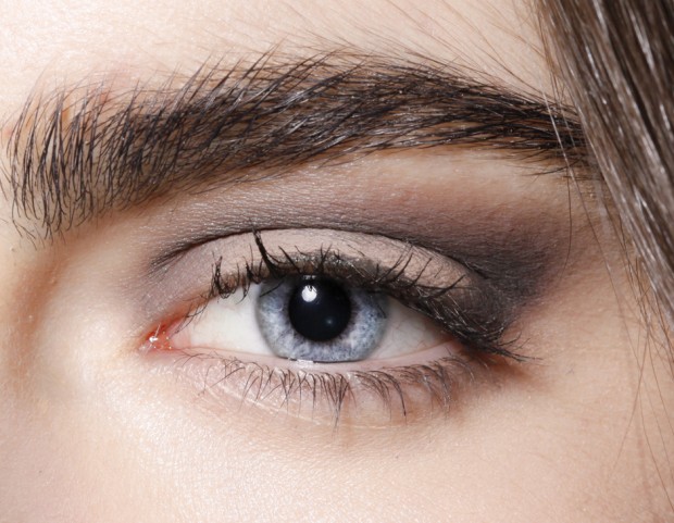 Delicato smokey eye sui toni del grigio