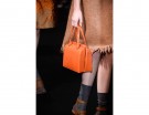 Chiusura a scatto e nuance brillanti da Alberta Ferretti