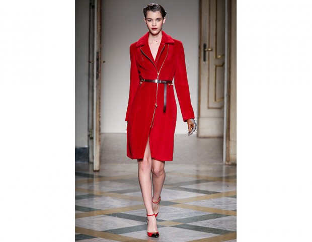Il cappotto rosso di Angelo Marani con zip e cintura in vita