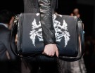 Volumi oversize e tessuto printed (Byblos)