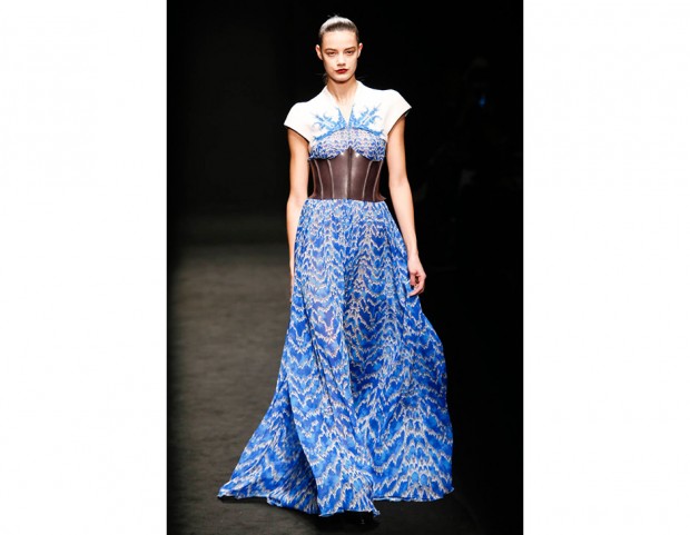 Il longdress di Byblos con maxi-cintura in vita