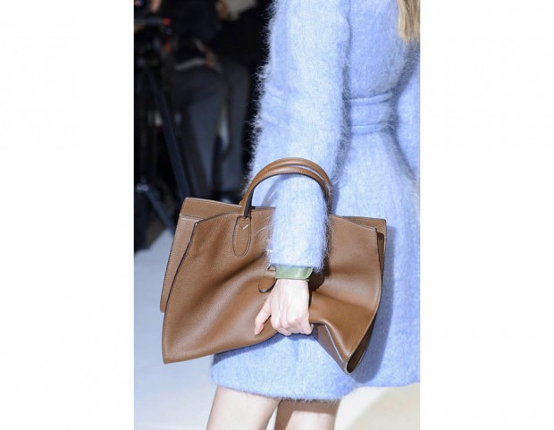 Anche la maxi-bag si indossa sotto braccio daGucci
