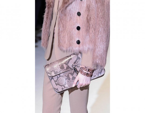 Elegante e chic, sempre da Gucci, la pochette nei toni del cipria