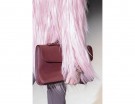 Essenziale la cartella in cuoio da indossare a mò di pochette (Gucci)