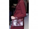Tracolla bon ton in pitone burgundy sulla passerella di Gucci