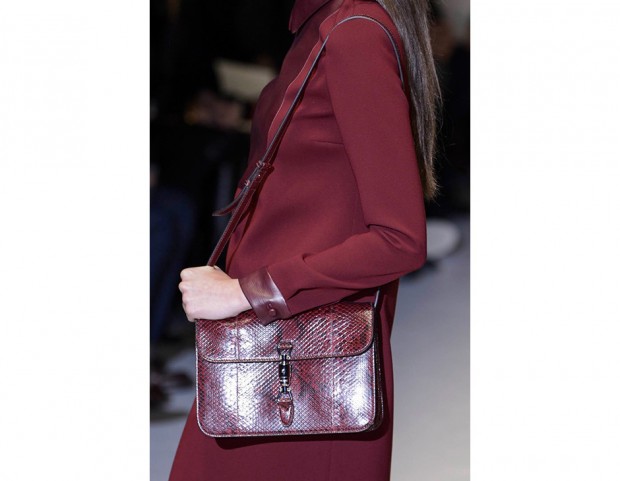 Tracolla bon ton in pitone burgundy sulla passerella di Gucci