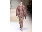 Tailleur slim e pellicciotto sulle spalle da Gucci