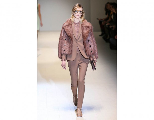 Tailleur slim e pellicciotto sulle spalle da Gucci