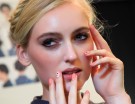 Manicure pesca con teschietto spiritoso