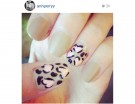 Romantica manicure animalier su fondo nude