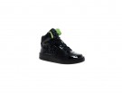 Sneakers in vernice nera con borchie