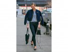 La modella Karlie Kloss con skinny jeans e bomber