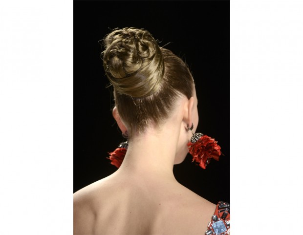 Chignon alto e voluminoso