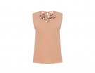 Top in misto seta con collana preziosa