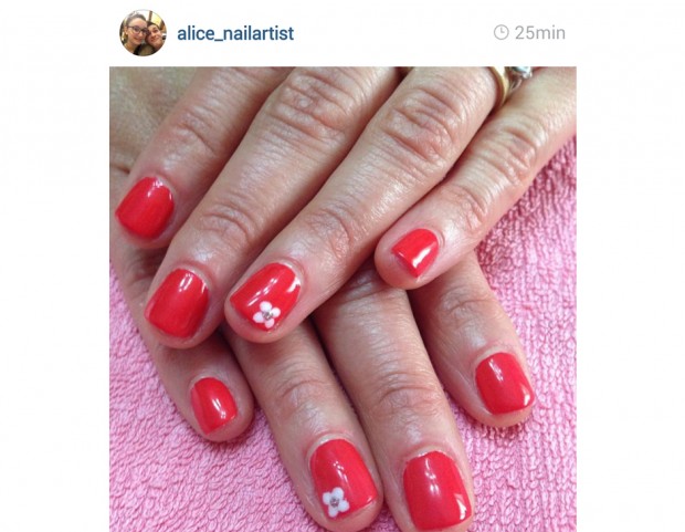 Piccoli fiorellini per la accent manicure