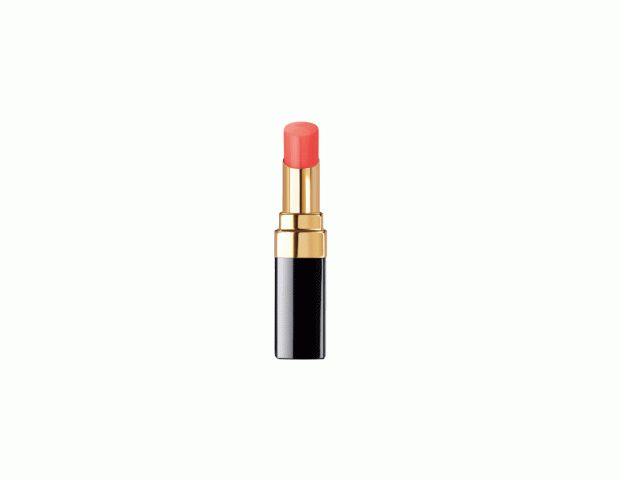 Dipingi le labbra con un rossetto corallo-albicocca shiny…