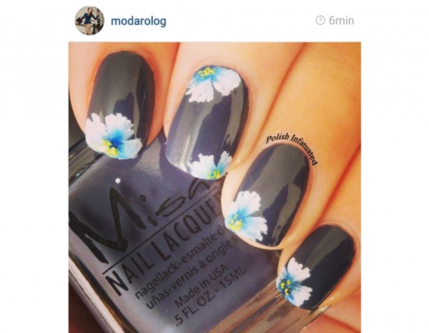Fiori azzurri su base gunmetal