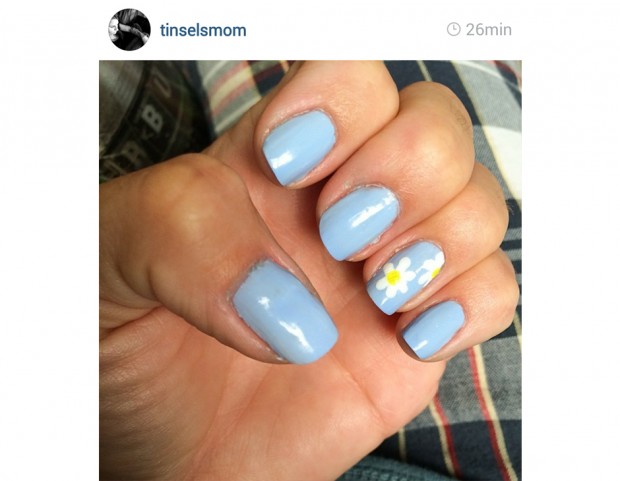 Fiori bianchi per l’accent manicure
