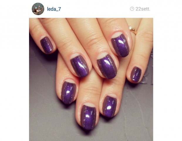 Viola luminoso per la manicure