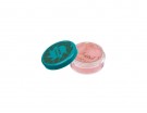 Applica un blush rosa delicato e satinato