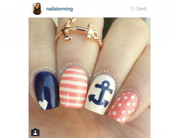 Manicure navy con cuoricino