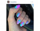 Manicure azzurro fluo e lilla