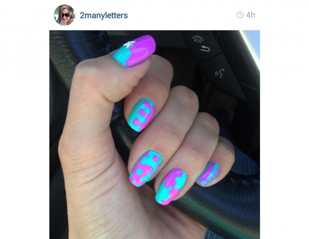 Manicure azzurro fluo e lilla