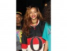 Rihanna sfoggia labbra rosse anche nel tempo libero