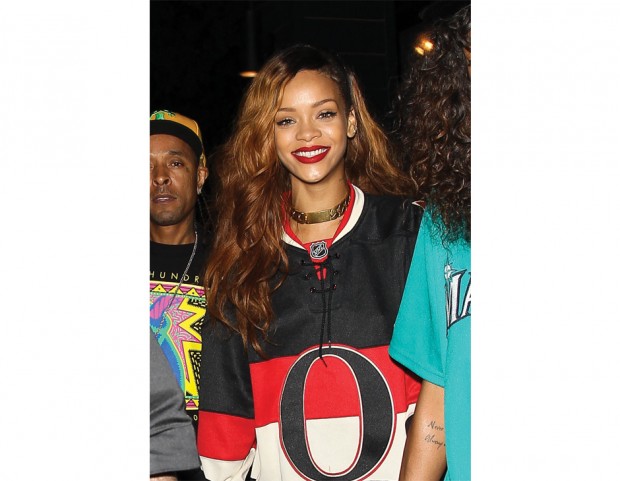 Rihanna sfoggia labbra rosse anche nel tempo libero