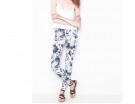 Modello skinny con stampa palme