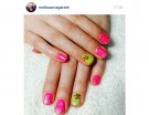 Verde fluo per la manicure in rosa