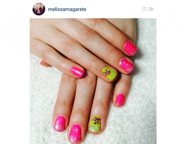 Verde fluo per la manicure in rosa